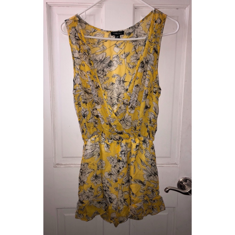 Yellow Floral V-Neck Romper 🌼🤍
